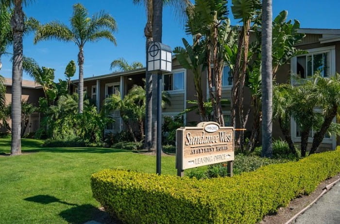 1990 Maple Ave 